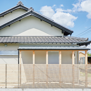 以前の瓦をそのまま活かした、やさしい風合いの住まい